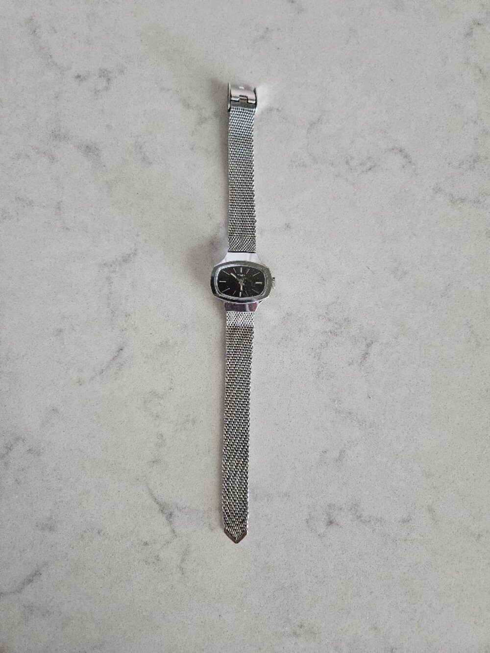 RARE & UNIQUE VINTAGE WOMENS TIMEX WATCH WITH MESH STRAP & BLUE RECTANGULAR FACE